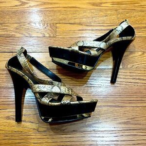CR LUXE GOLD SNAKESKIN PRINT STRAPPY PLATFORM HEELS. Size 10.